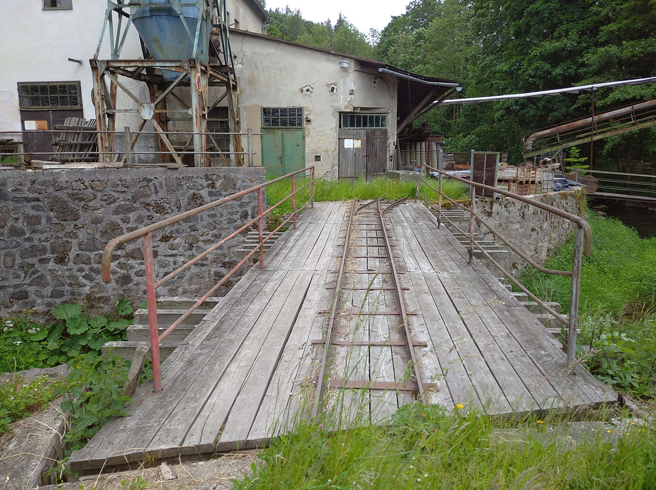 Oblast je lesnatá a voda z štítské pily proudí směrem k crhovské a Drozdovské pile a do čtvrtice k průmyslové pile v Hoštejně, která disponovala vlastní rozsáhlou sítí úzkokolejek.