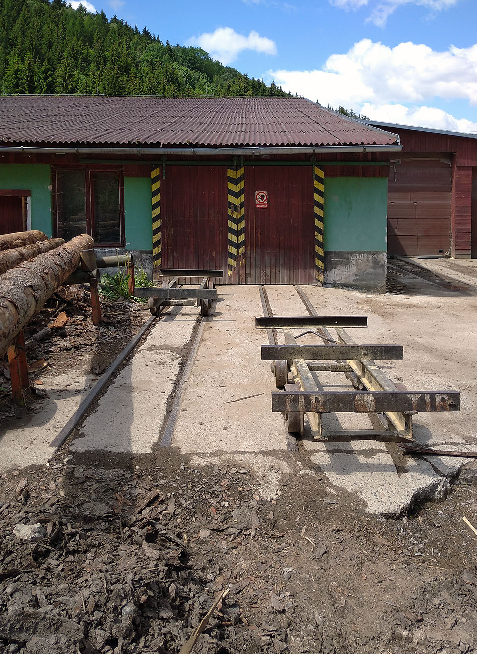 Na místě není jasně vidět, zda jsou kolejnice tvořené L profily nebo jekly, hrany ale napovídají, že nejde o standardní kolejnicové profily.