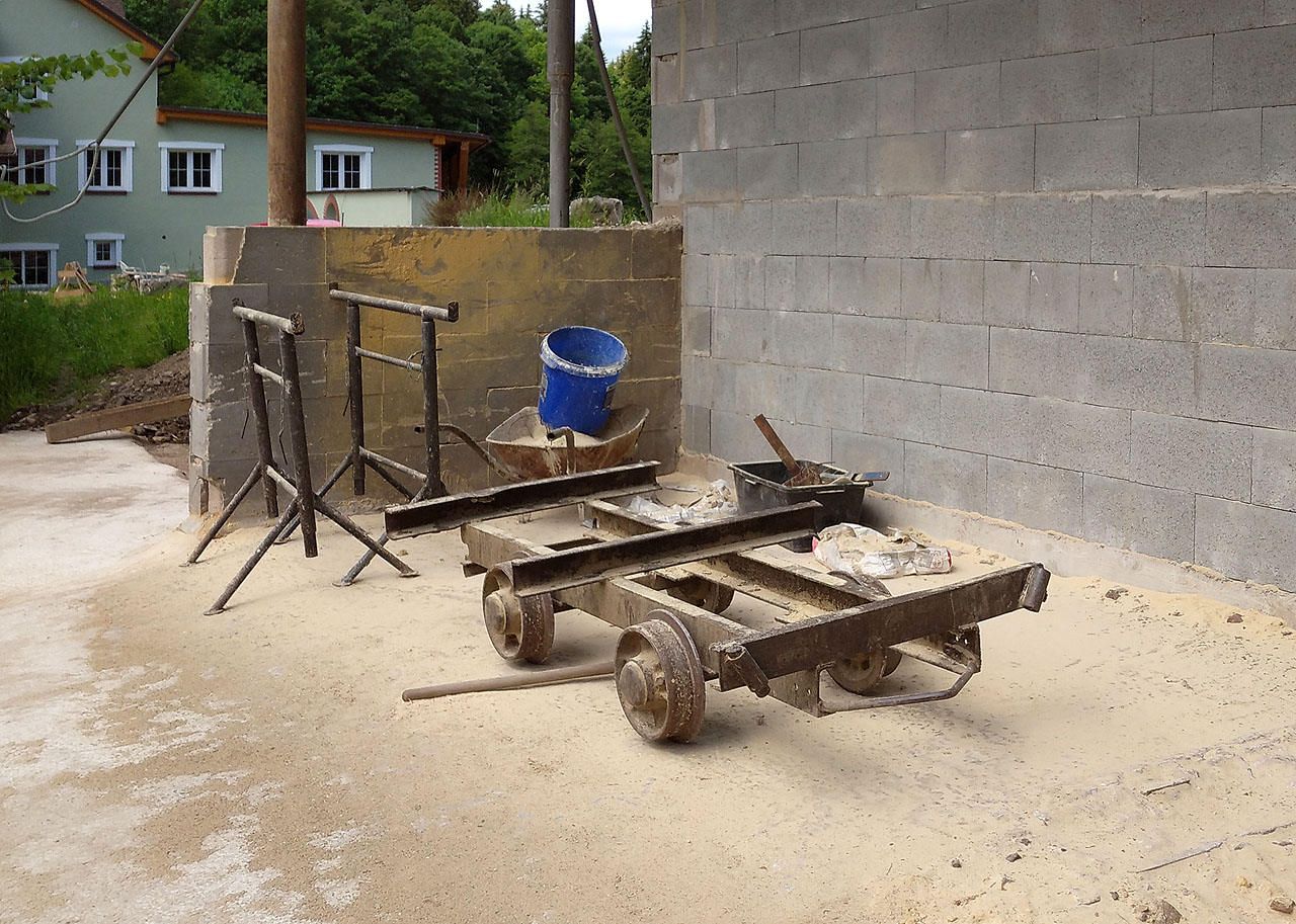 Vozíků je na pile povícero, zřejmě nemají problém se pohybovat i mimo koleje nebo přejíždět z jedné koleje na druhou dle potřeby.