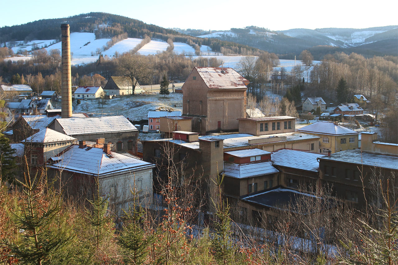 Pohled na <a href="/Tema/Papírna a celulózka Písečná">továrnu</a> zhruba z poloviny výšky svážnice. Tudy cestovaly vagónky naložené řezivem k rozborušení do papírny.