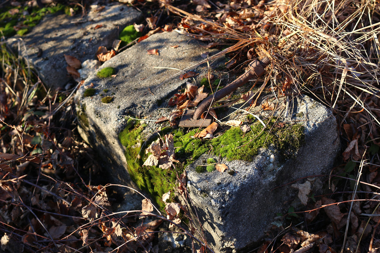 Speciální „pražce“ - betonové základy pro kolejnice zapuštěné do země, aby zabránily sesuvu koleje do údolí.