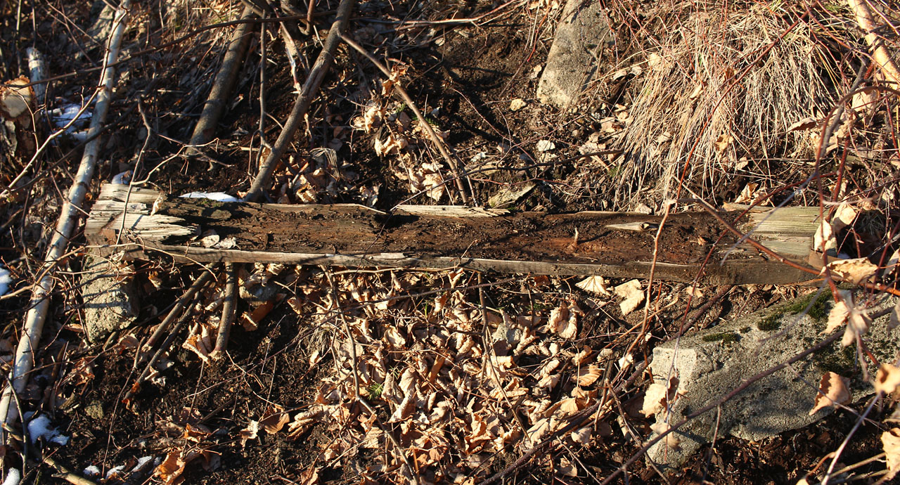 Ve svahu nad papírnou lze nicméně i po 80 letech najít také několik pražců dřevěných.