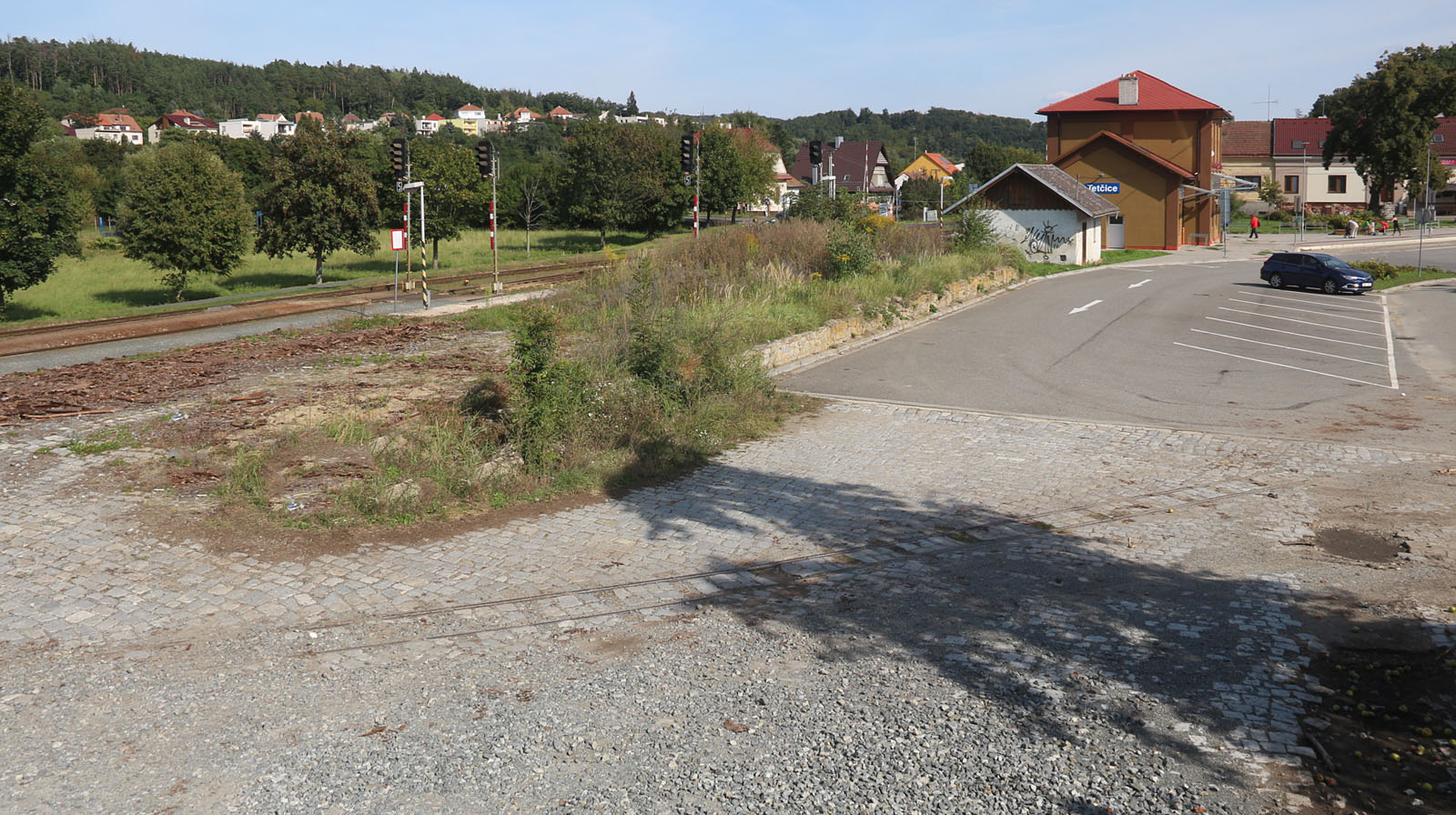 V roce 2020 zbyla z úzkokolejky jediná kolej, na východní straně odesknutá nově vybudovaným terminálem IDS, na západní straně mizící pod nánosy dřevní hmoty rozježděné nakladačem.