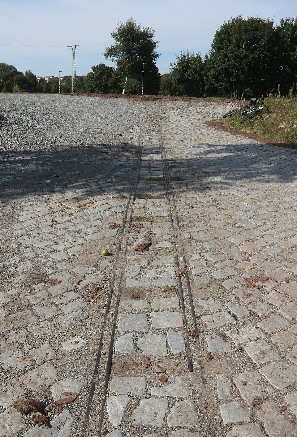 Zajímavostí drážky je zadláždění, které nápaditě obchází pražce. Z výšky je tak i po desítkách let vidět charakteristický tvar koleje.