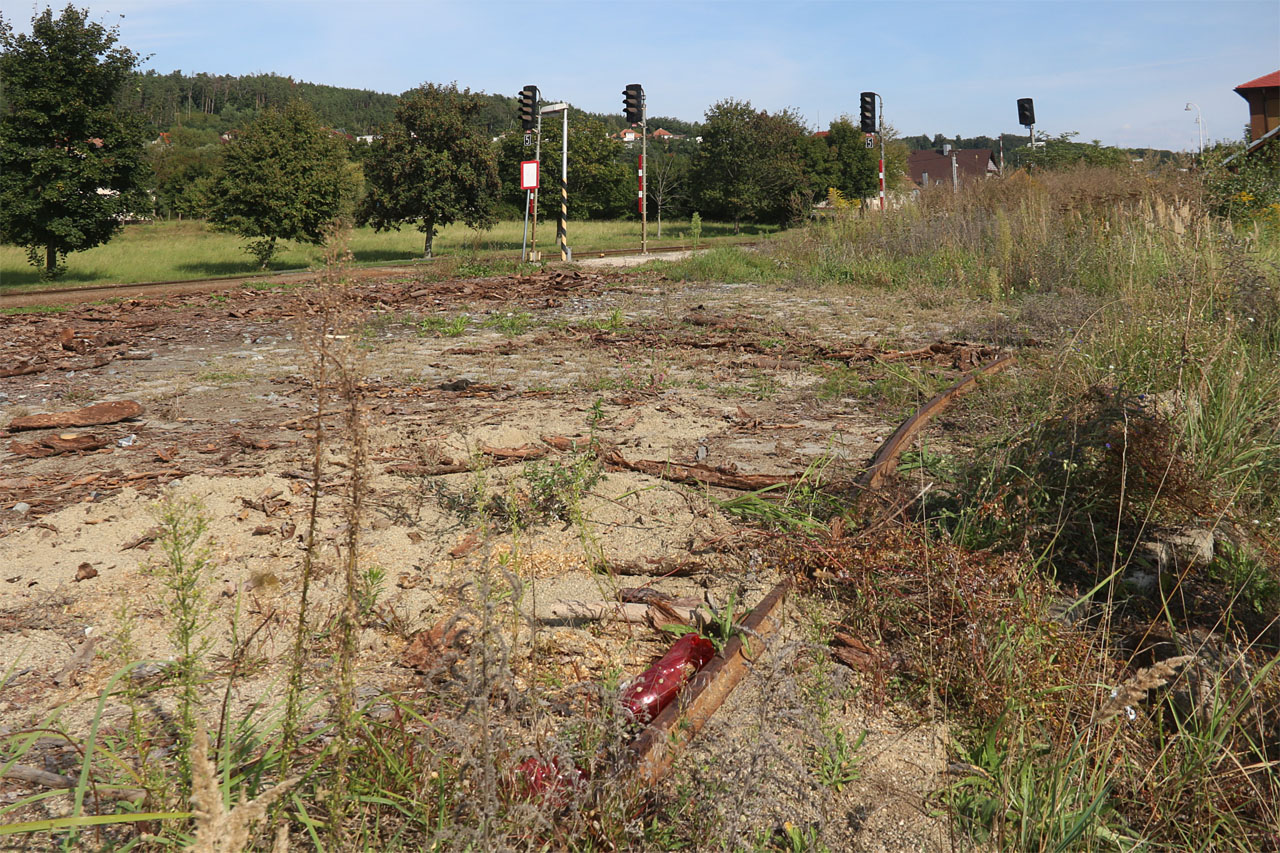 Pohozená kolejnice na východním konci nákladové rampy jasně sděluje, že tady úzkokolejkám už odzvonilo.