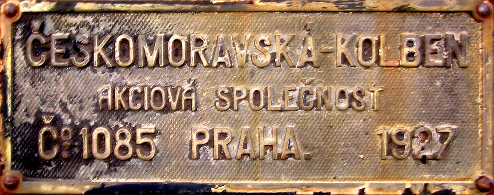 Ještě větší překvapení nás čeká na výrobním štítku. V Банску na nádraží stojí československé lokomotivy od Kolbena z roku 1927. Štítek naštěstí zatím nikdo neukradl.