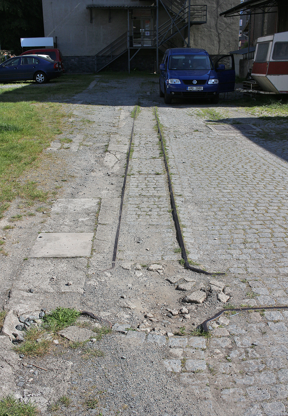 Jednou z polsedních zachovalých částí úzkokolejky bylo v roce 2023 torzo točnice na straně u Kaštanové ulice.