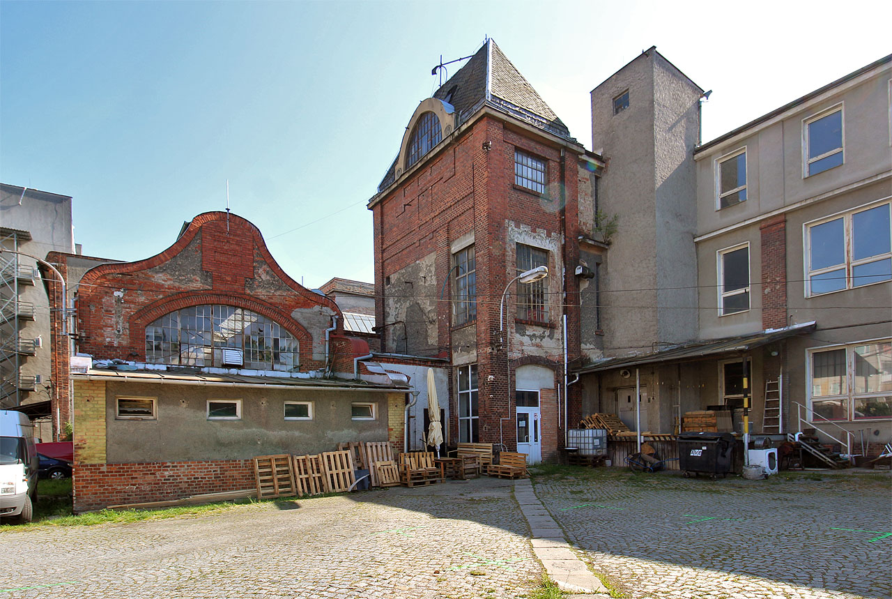 Továrna Olfedo patřila v Olomouci k těm malebnějším. Areál na snímku je nicméně pravděpodobně mladší než rok založení továrny 1877.