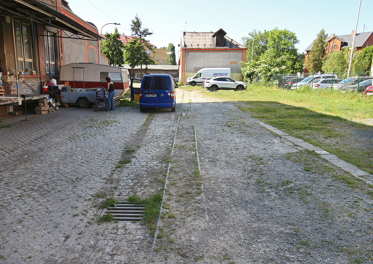 Něktěří nájemci na parkovišti dokonce pořádají autopikniky. Historie místa je nezajímá o nic víc než smutná kolej úzkokolejky.