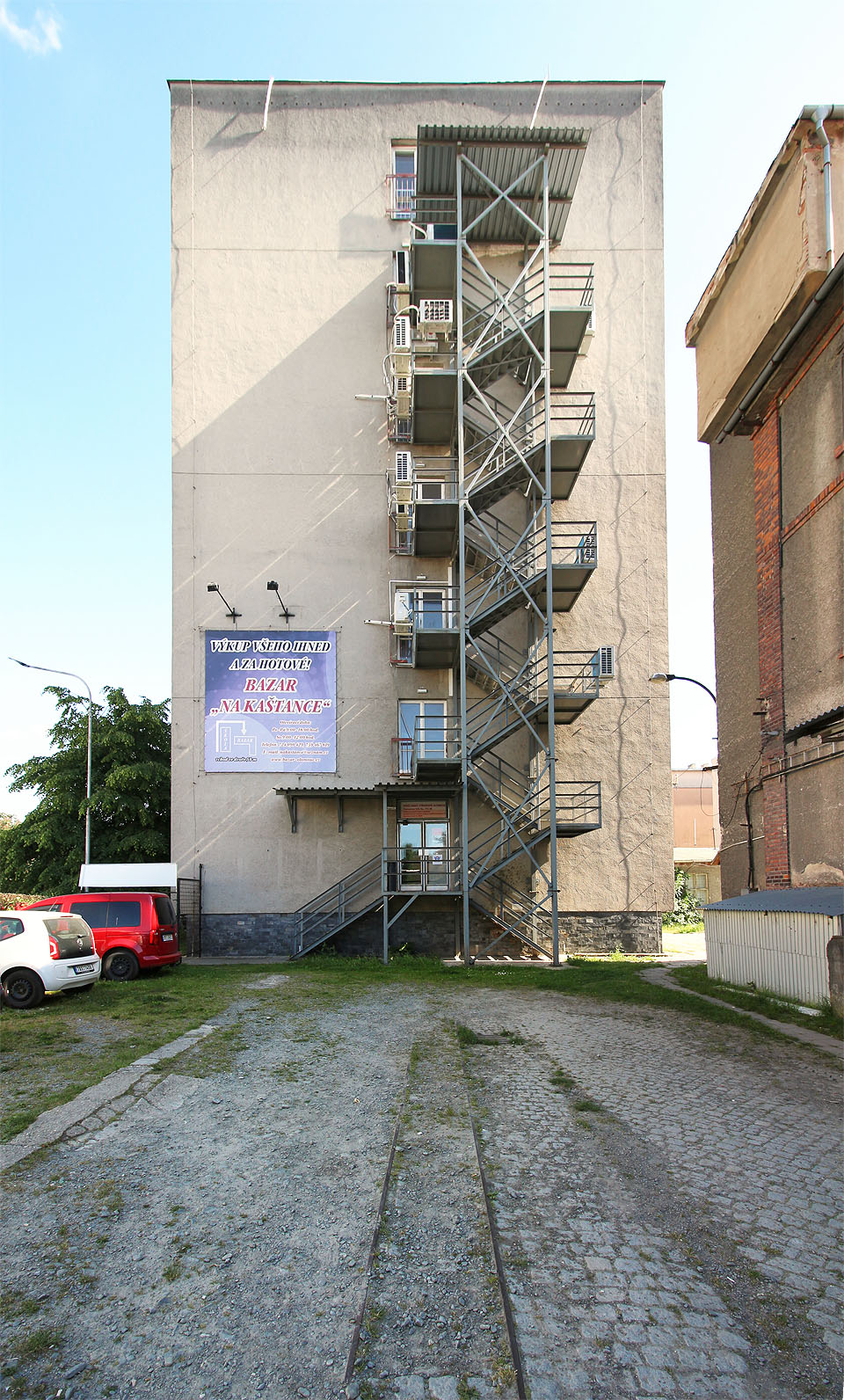 Největší ránu zasadila úzkokolejkce výstavba budovy Moravské střední školy, která koleje nemilosrdně přeťala.