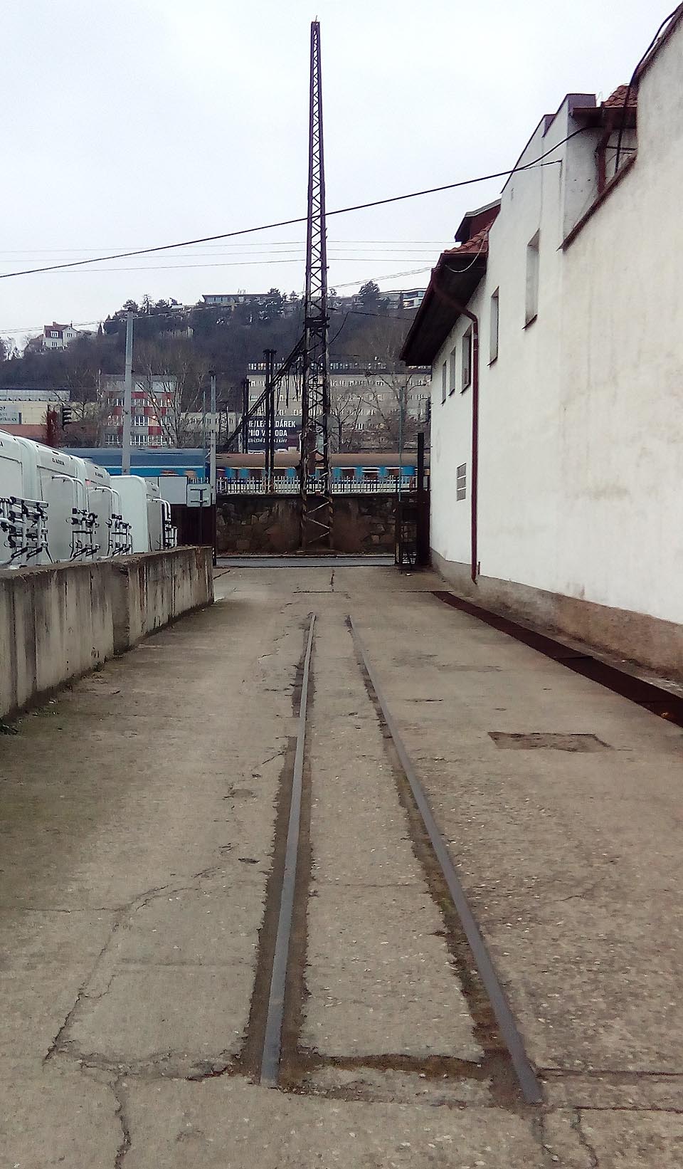 Celá úzkokolejka se vejde na jediný snímek. Kolej o délce 18 m se rozkládá mezi Nádražní a Strakonickou ulicí.