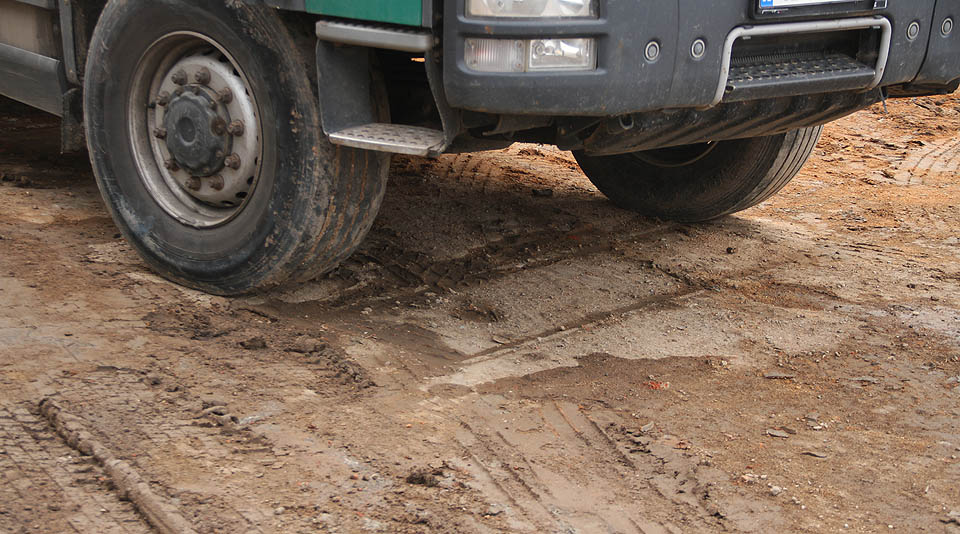 Není pochyb, že se doba změnila. Na troskách starých úzkých kolejí dnes stojí vůz s gumovými koly o několikanásobně širším rozchodu.