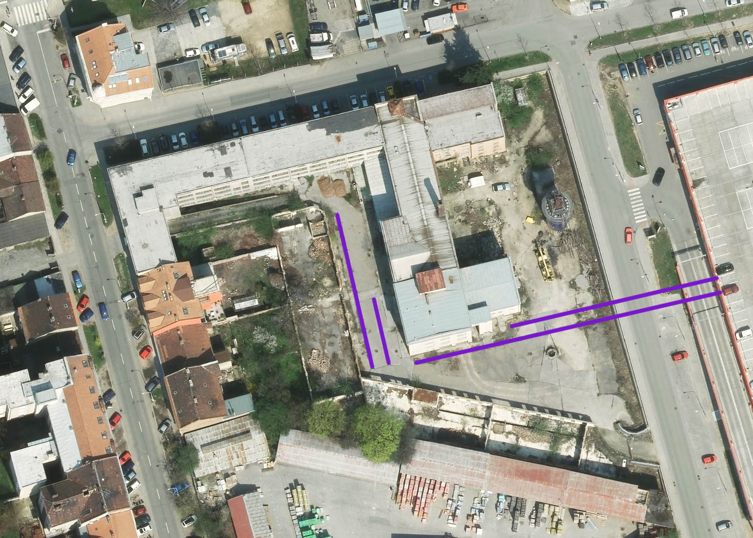 Na leteckém snímku jsou fialovou barvou vyznačeny dvě dvojice kolejí úzkokolejky v brněnské továrně Tusculum. Jerjí rozsah byl zřejmě větší, ale z málo zřetelných leteckých snímků lze detaily špatně vysledovat. Dvě koleje vlevo označujeme ve článku zjednodušeně jako západní skupinu, dvě koleje vpravo jako východní skupinu.