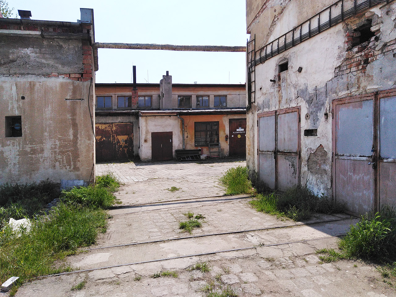 V poslední době je část strojírny v konkurzu a zákoutí je tak poněkud siré.