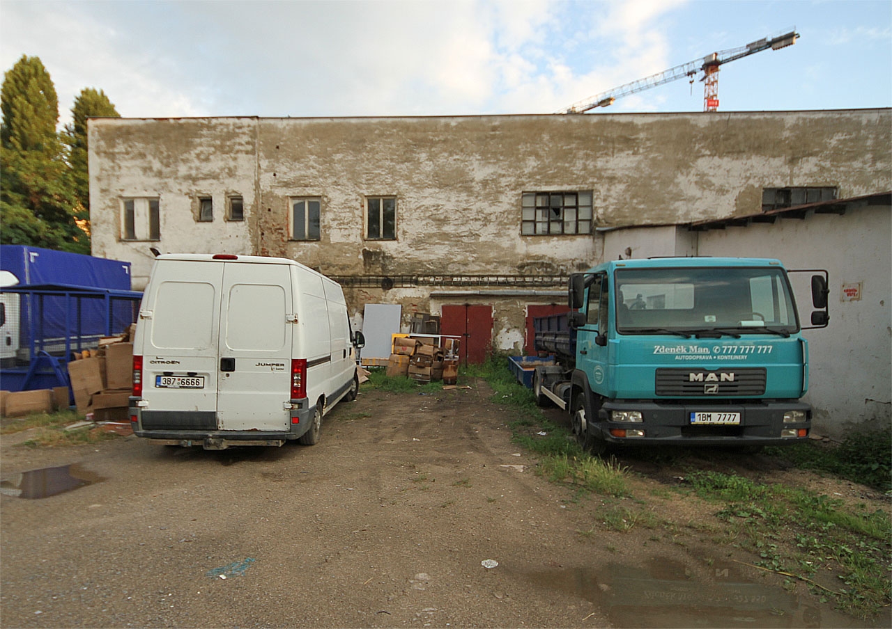 Dvouposchoďová budova ve dvorním traktu domu Rumiště 7 je zřejmě jedním z pozůstatků desítek brněnských textilek po obou březích <a href="/Tema/Svitavský náhon">Svitavského náhonu</a>. Dvůr Rumiště 7 patřil již v roce 1850 barevně Wilhelm Georg Van den Bruch a Mathias Donheimer, tedy provozu značně náročnému na vodu. Vedlejší dvůr Rumiště 5 využívaly firmy Adolf Franz Schmal a později Felix Bochner pro výrobu vlněného zboží. Dvory byly propojeny a pila zde byla vybudována zřejmě až po 2. světové válce.