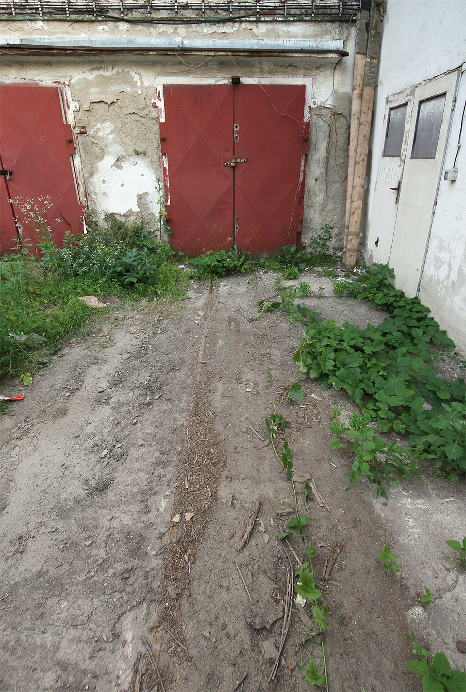 Obdobná kolej vede rovněž ze sousedních vrat.