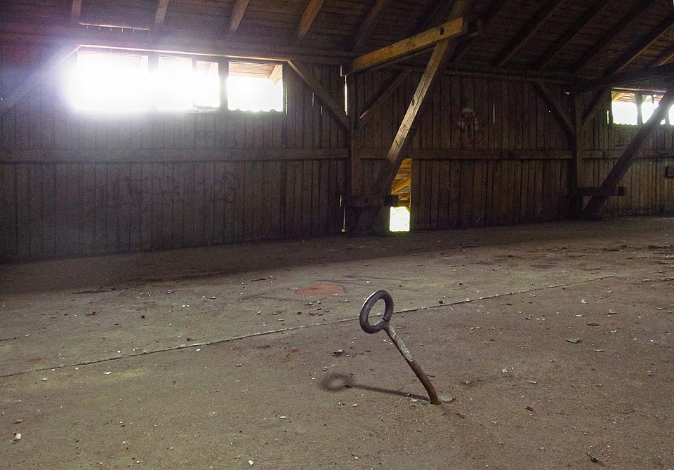 Záhadná páka trčí z podlahy v horním patře. Sloužila snad k regulaci hoření?