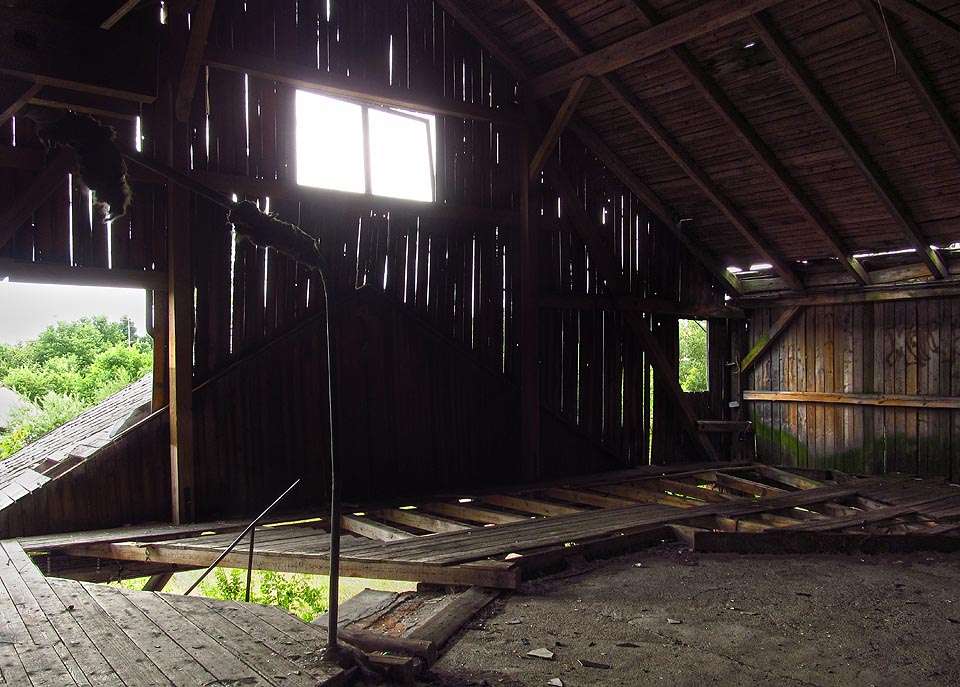 Průčelím volně provívá vítr. Střecha je však zatím v dobrém stavu a tak je ve vápence sucho.