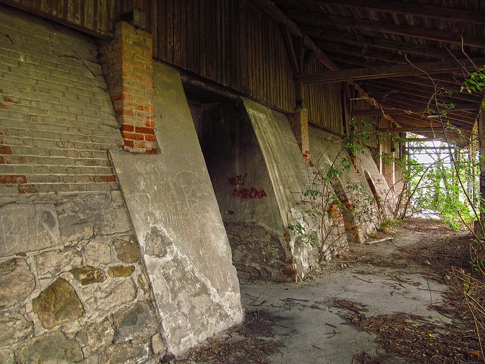 Velké vstupy umožňovaly navézt do pece najednou více cihel. Malé pak zabezpečovaly, že při postupném prohořívání bylo možné se k cihlám v jednom úseku dostat, i když v dalším ještě hořel oheň.