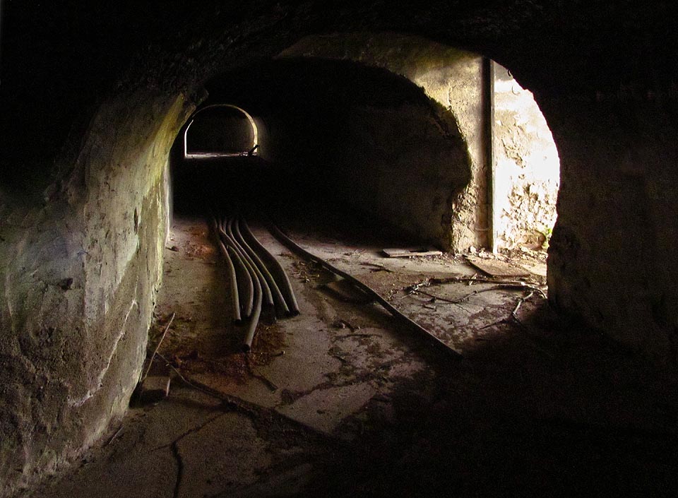 Oválná chodba pece má mírně netypický hřibovitý profil.