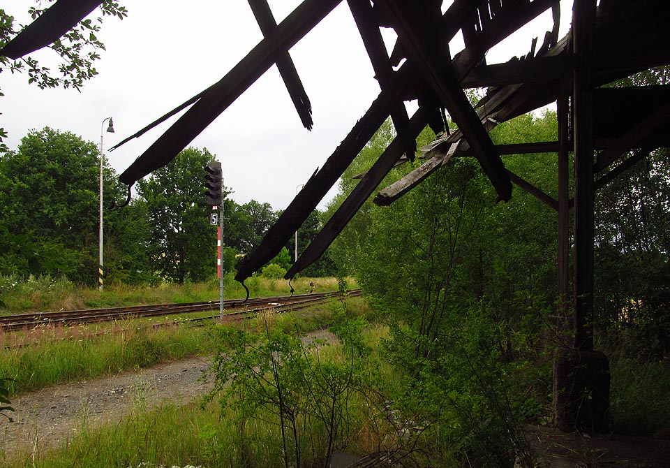 A tak zatímco na severním shlaví čimelického nádaží se prohání každodenně čilé vlaky, jen o pár metrů dál prožívá bývalá schwarzenberská vápenka své poslední dny.