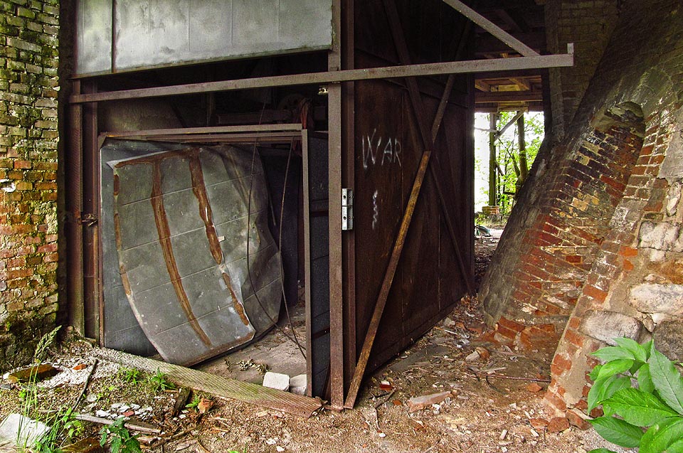 Z hlediska provozu je nákladní výtah sice k ničemu, hledače kovů by ale ještě potěšil.