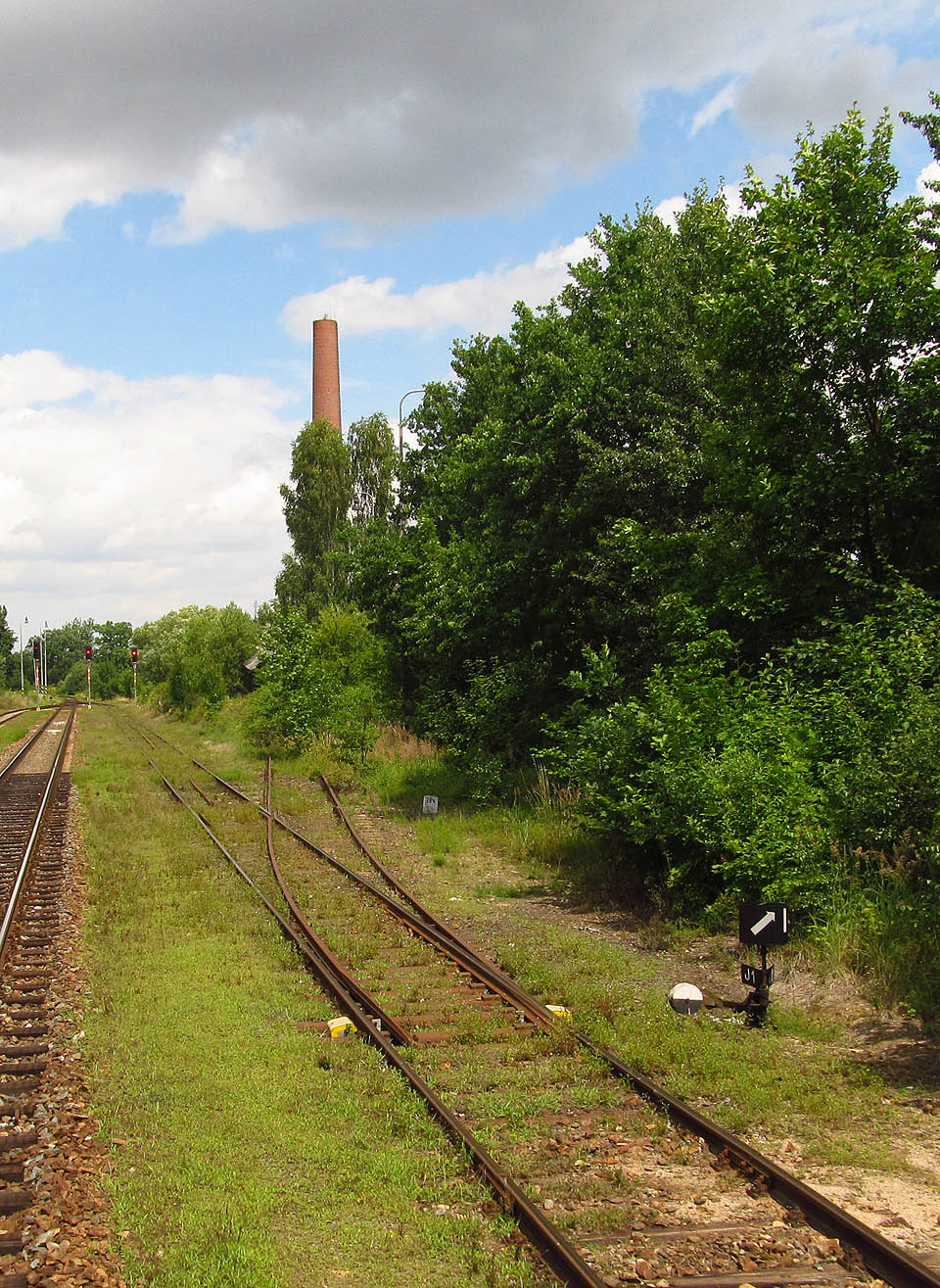 Se <a href="/Tema/%C4%8Cimelice%20%28%C5%BEst%29">stanicí Čimelice</a> spojovala vápenku vlečka, která je již řadu let mimo provoz. Na počátku 2. desetiletí 21. století však přesto bylo při rekonstrukci stanice na vlečku namontováno počítadlo náprav. 