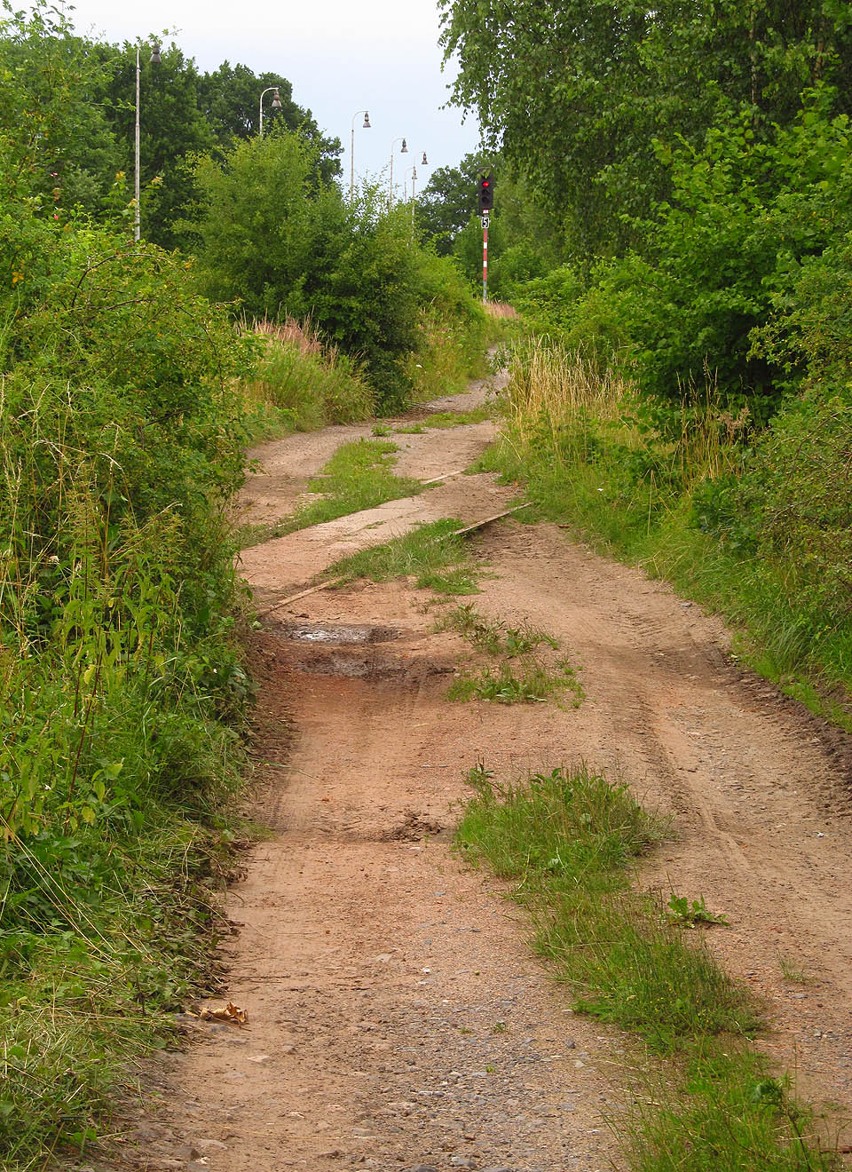 Křížení zarostlé <a href=/Tema/Vle%C4%8Dka%20%C4%8Cimelice%20-%20v%C3%A1penka>vlečky</a> s polní cestou k vápence.