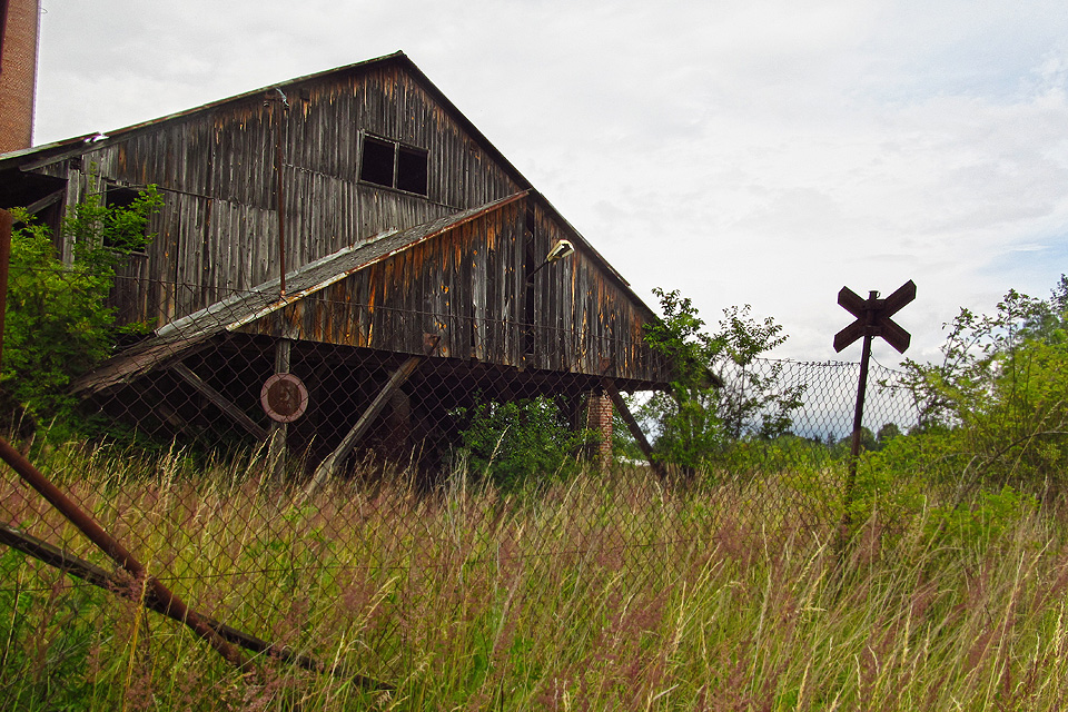 Místy připomíná zarostlá vápenka obrázky z dějin USA. Pocit, že se člověk právě ocitl na divokém západě umocňuje step za vápenkou s rybníky stejně jako osamělá <a href="/Tema/%C4%8Cimelice%20%28%C5%BEst%29">stanice</a> v popředí.