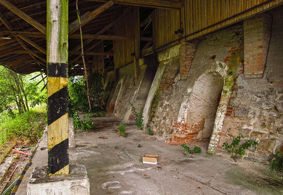 Vápenka disponovala netradiční oválnou pecí, ve které probíhal výpal sektorově - v jednom sektoru hořel oheň, zatímco v z předchozího se již vytahovalo vápno a do dalšího se navážel vápenec k vypálení. Oheň se tak otáčel pořád dokola.