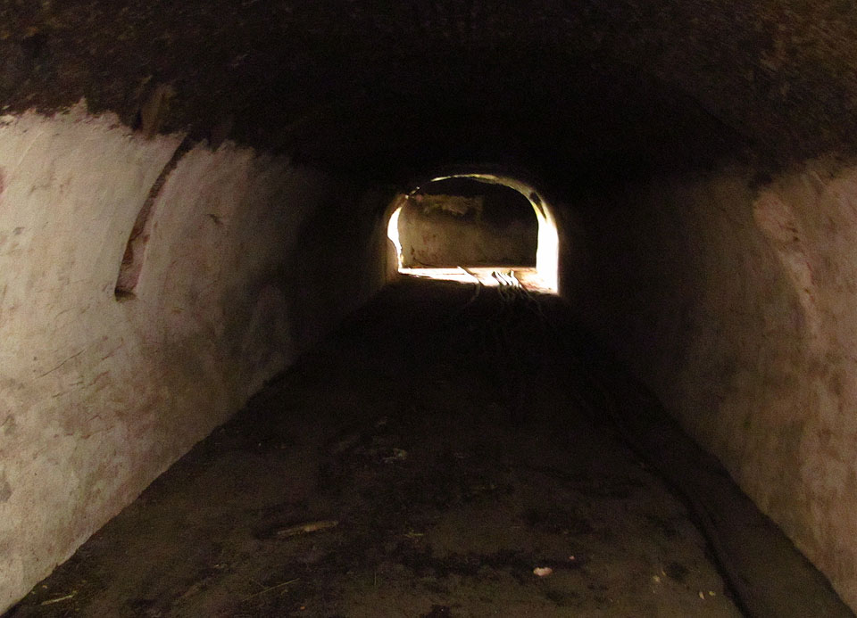 Prostor uvnitř oválné pece je prázdný. Tady vznikalo vápno, ze kterého jsou postaveny (nejen) Čimelice.