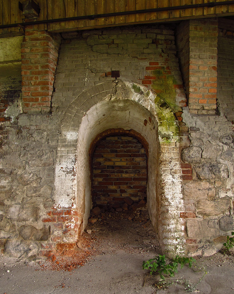 Vstupy do pece před lety někdo bůhvíproč zazdil.