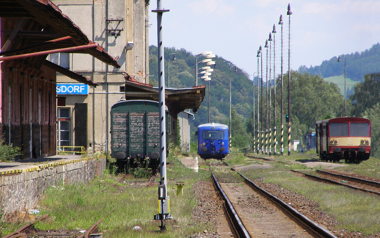 V roce 2017 se ve Varnsdorfu potkaly motorové vozy 810 ČD a VT42 Railtrans. 