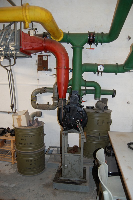 Filtroventilační aparatura s filtry naplněnými aktivním uhlím dokázala prosávat vzduch dlouhé hodiny. Primírně hnána elektřinou, v nouzi pak i ruční klikou.