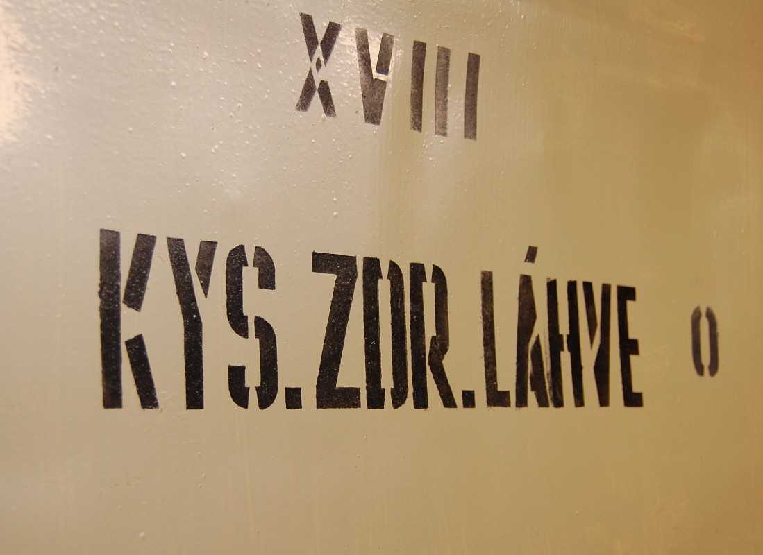 Dveře do skladu kyslíkových lahví. V <a href="/Tema/Adamov">Adamově</a> byli připraveni takřka na všechno.