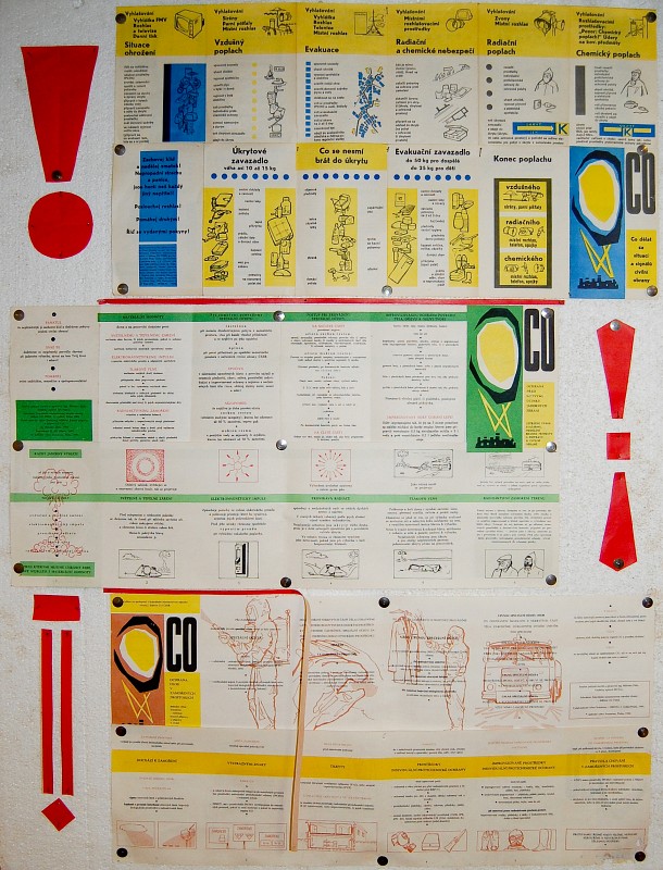 Ukrývané osoby si mohou krátit čas do ukončení jaderného bomnbardování třeba pročítáním umělecky ztvárněných pravidel pro pobyt v krytu.