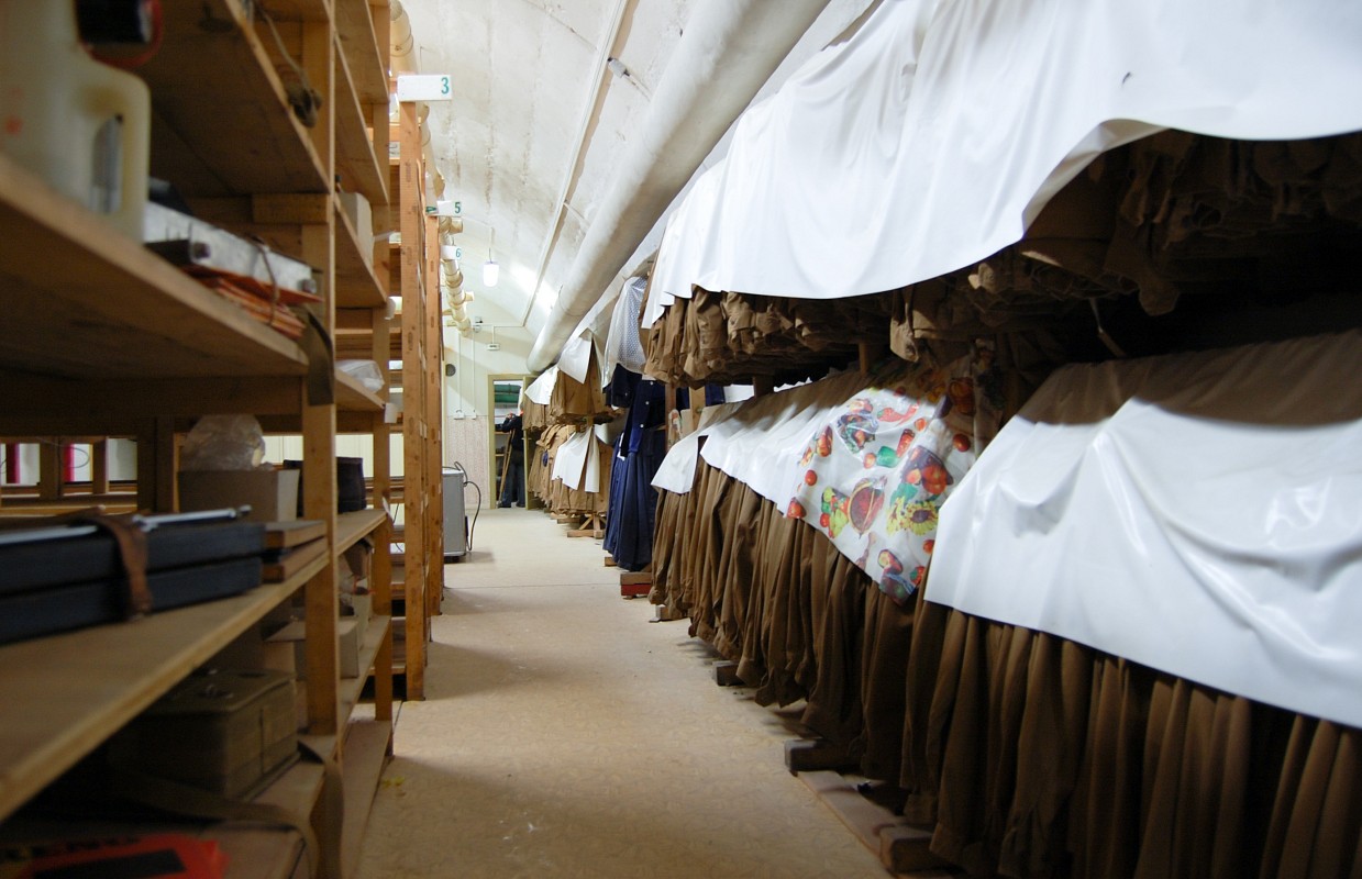 V případě zamoření radioaktivním spadem nebo bojovými látkami muselo být kontaminované oblečení při vstupu do krytu zlikvidováno a pro ukryté osoby byly v šatnách připraveny nouzové oděvy i obuv.