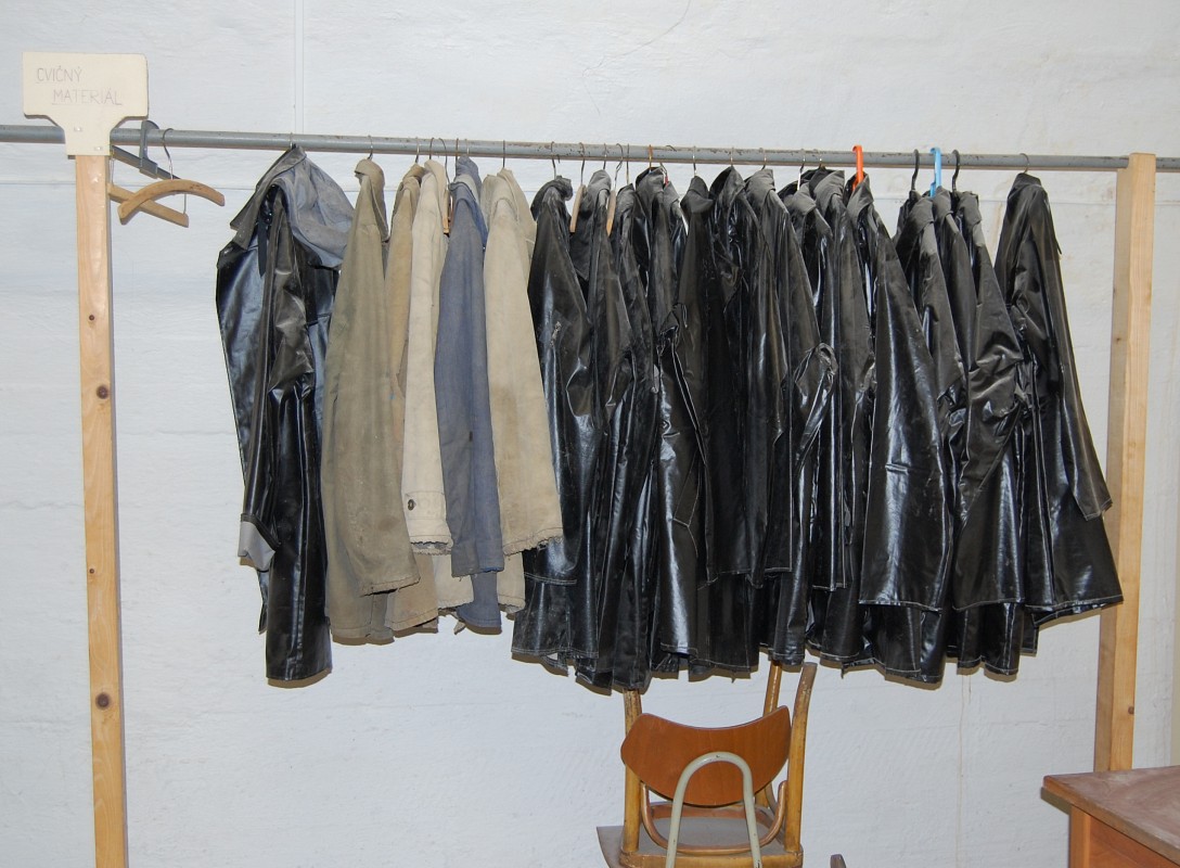 Pohled na cvičení úkrytového pracovního družstva v černých koženkových kabátech musel být rozhodně působivý.