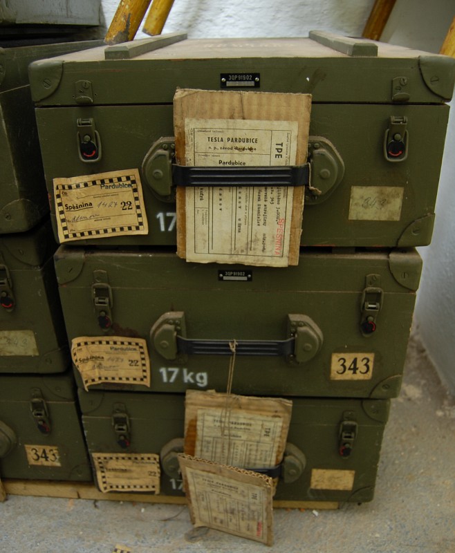 Radistické soupravy pro nouzové spojení připutovaly do <a href="/Tema/Adamov">Adamova</a> z pardubické Tesly. Ta je dnes v ještě větším rozkladu než Adamovské strojírny.