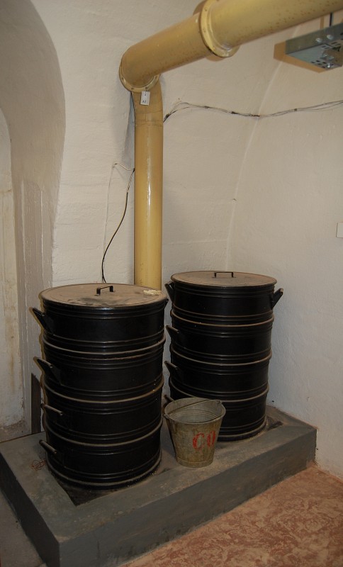 CO je na dně kýblu mezi stohy uhlíkových filtrů?