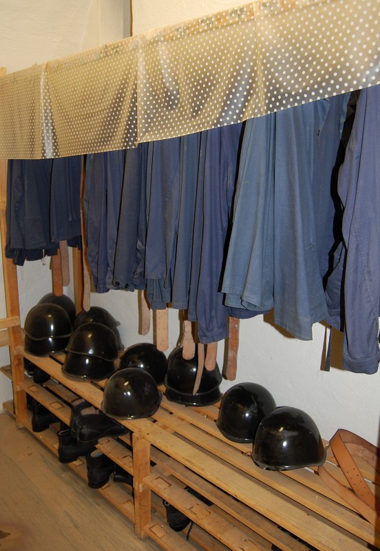 Helmy a úbory pro vyprošťovací družstvo, které by mělo v případě potřeby na starost vykopání zavalených vstupů. Celkem má kryt dva hlavní vstupy a jeden nouzový o pár desítek metrů výš v lese.