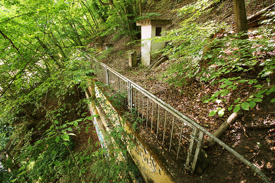 Větrací komínky rozeseté po okolí prozrazují i náhodným kolemjdoucím, že tady se ukrývá něco velkolepého.