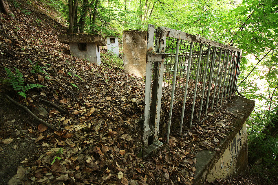 Vypadají trošku jako houby s betonovými kloboučky. Nad zábradlím se zatím bez údržby zachytilo pár tun tlejícího listí.