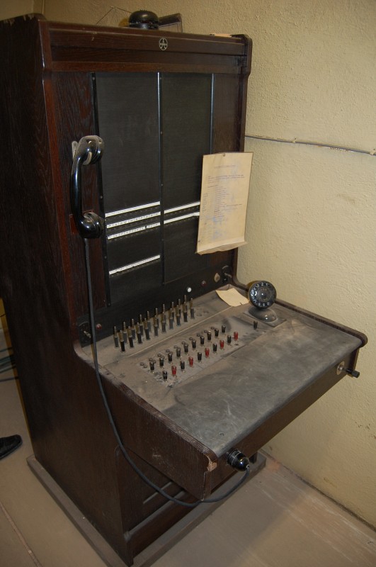 Zpátky k českým výrobcům. Podniková telefonní =ustředna s kolíčky je opět značky Tesla.