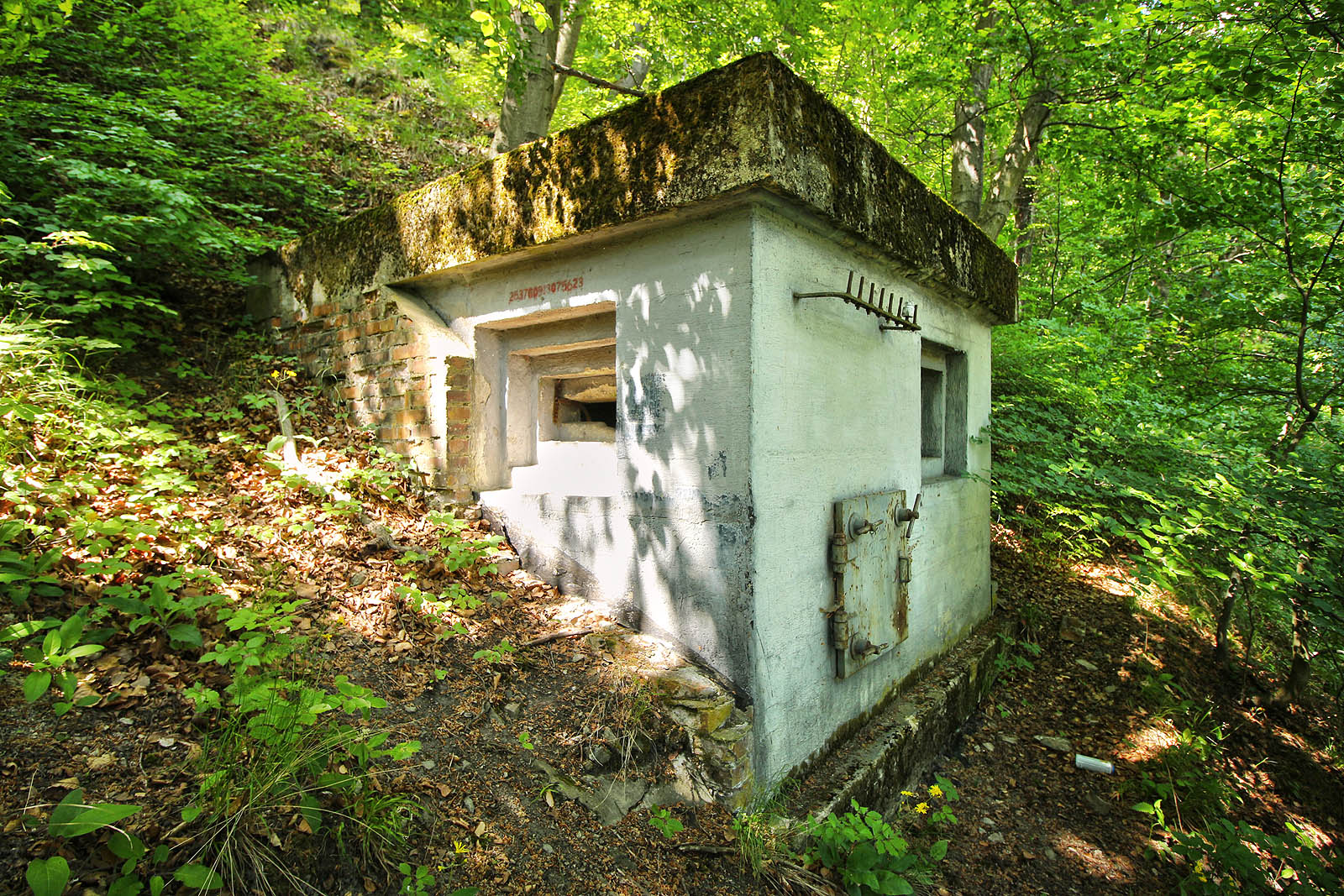 Pozorovatelna a současně únikový východ. Odtud mohla hlídka s určitou mírou (ne)jistoty nahlásit konec leteckého útoku na <a href="/Tema/Adamovské strojírny">Adast</a>. Kovový hřeben na zdi sloužil pro uchycení izolátorů vnějšího telefonního vedení.