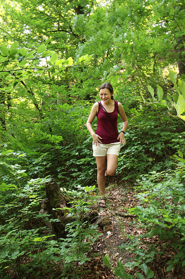 Odvážná školačka probíhá přes strmé stráně v okolí a hledá další vstup do krytu. Zatím, zdá se, marně.