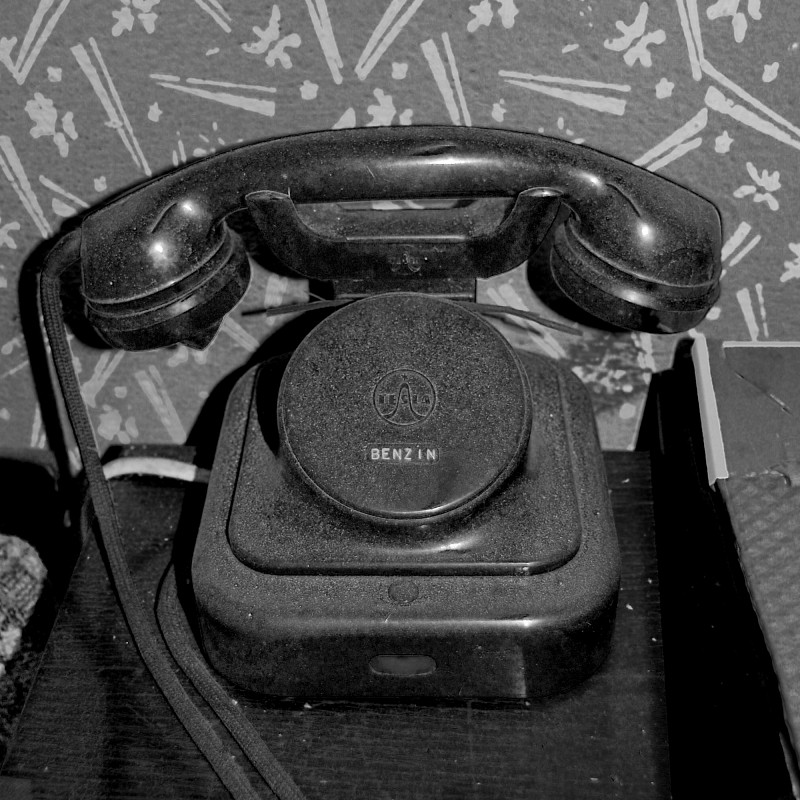 Když dojde palivo, stačí zvednout sluchátko a zavolat. Ciferník není potřeba, linka je tu jediná.