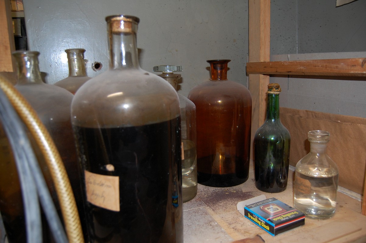 Malá podzemní analytická laboratoř ve velitelském krytu Adamovských strojíren.