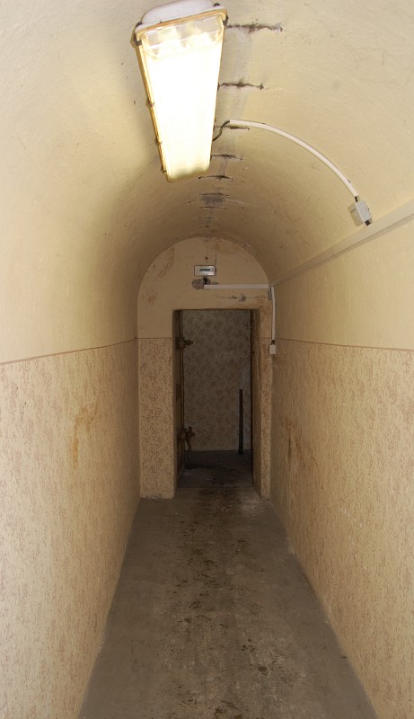 A to už vcházíme do vnitřních prostor krytu. Je zde nečekaně útulno, sucho a stěny zdobí válečkované ornamenty.