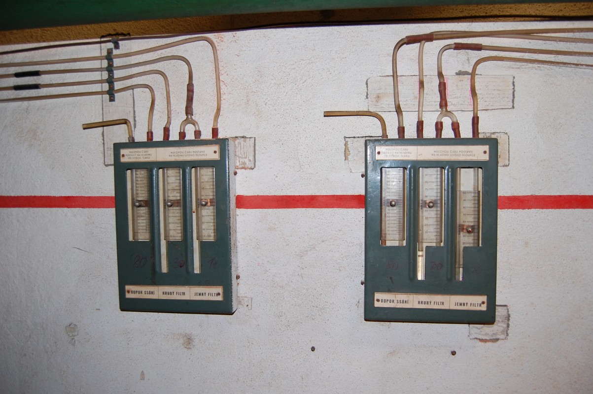 Jednoduché rozdílové tlakoměry patřily ke standardní výbavě krytů. Pomocí výšky hladiny vody ve skleněné trubičce ukazovaly odpor sání jednotlivých filtrů.